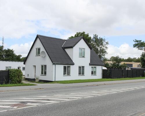 Stort renoveret hus med mange muligheder - dejlig lukket have