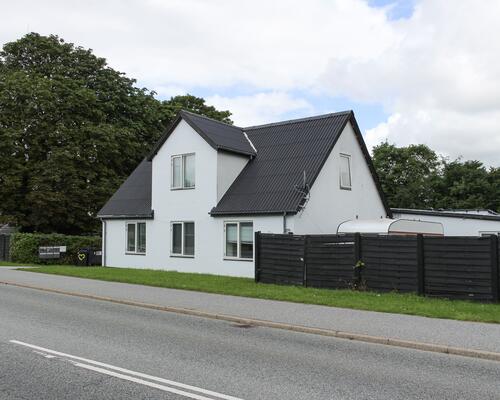 Stort renoveret hus med mange muligheder - dejlig lukket have