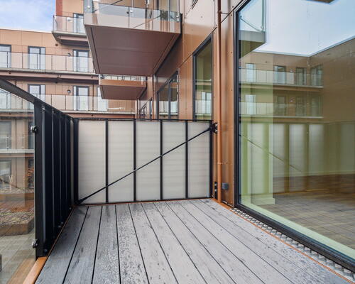 Rummelig og lys 2-værelses lejlighed med egen altan og unikke fællesfaciliteter.