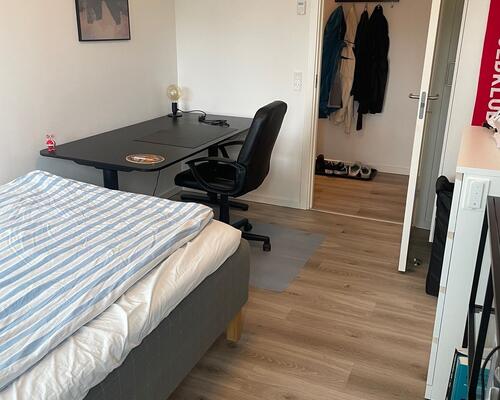 Lys og delevenlig 3-værelses med altan