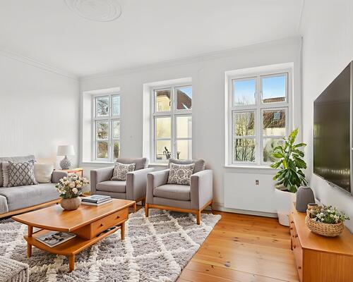 Karakterfuld 2-værelses på 67 kvm i rolig ejendom. Perfekt til den studerende eller det unge par.