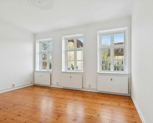 Karakterfuld 2-værelses på 67 kvm i rolig ejendom. Perfekt til den studerende eller det unge par.