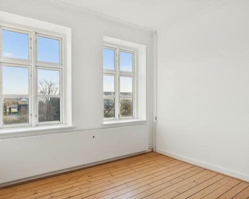 Karakterfuld 2-værelses på 67 kvm i rolig ejendom. Perfekt til den studerende eller det unge par.