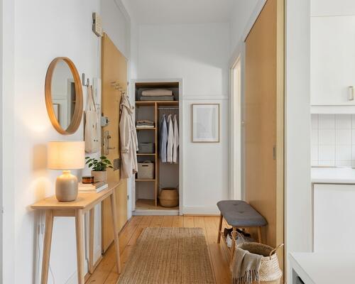 Karakterfuld 2-værelses på 67 kvm i rolig ejendom. Perfekt til den studerende eller det unge par.