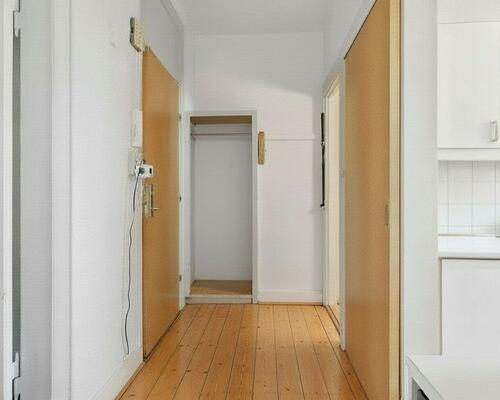 Karakterfuld 2-værelses på 67 kvm i rolig ejendom. Perfekt til den studerende eller det unge par.