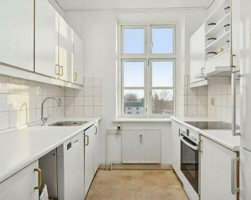 Karakterfuld 2-værelses på 67 kvm i rolig ejendom. Perfekt til den studerende eller det unge par.