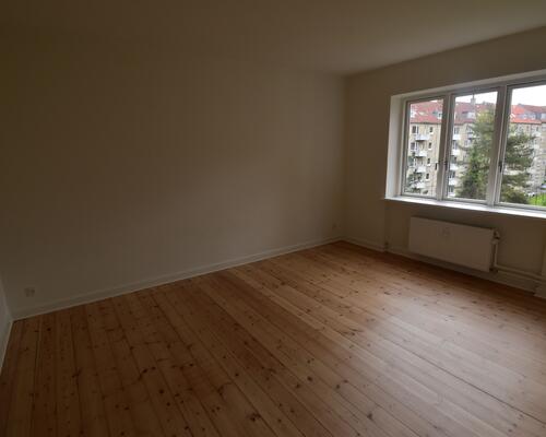 Stor 2-værelses lejlighed med altan