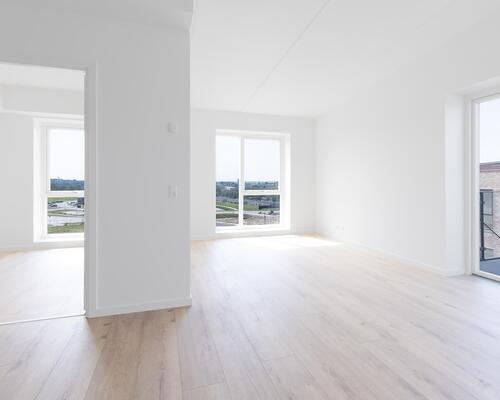 Større treværelses lejlighed med et centralt køkken-alrum i åben forlængelse med stuen. Lejligheden har et stort soveværelse samt et mindre værelse, bad og altan/terrasse. Til boligen hører eget skur.