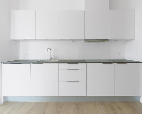 Større treværelses lejlighed med et centralt køkken-alrum i åben forlængelse med stuen. Lejligheden har et stort soveværelse samt et mindre værelse, bad og altan/terrasse. Til boligen hører eget skur.