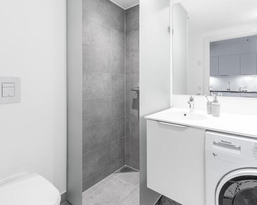 Denne nybyggede toværelses lejebolig tilbyder en moderne boligoplevelse med alt i hårde hvidevarer, blot en kort cykeltur væk fra Horsens centrum. Til boligen hører eget skur.