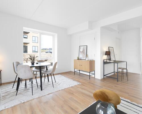 Denne toværelses lejebolig er skabt til parret eller singlen, der værdsætter rummelighed, moderne design og alt i hårde hvidevarer. Til boligen hører eget skur. Obs: denne bolig er spejlvendt ift. plantegning.