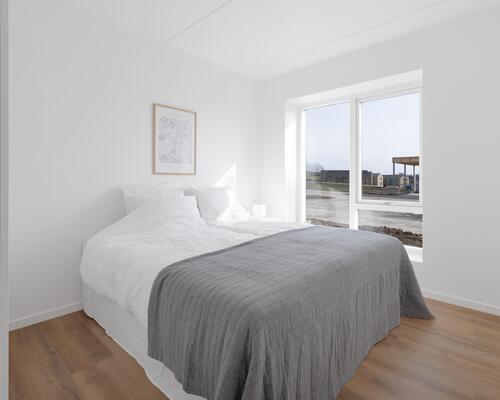 Denne toværelses lejebolig er skabt til parret eller singlen, der værdsætter rummelighed, moderne design og alt i hårde hvidevarer. Til boligen hører eget skur. Obs: denne bolig er spejlvendt ift. plantegning.