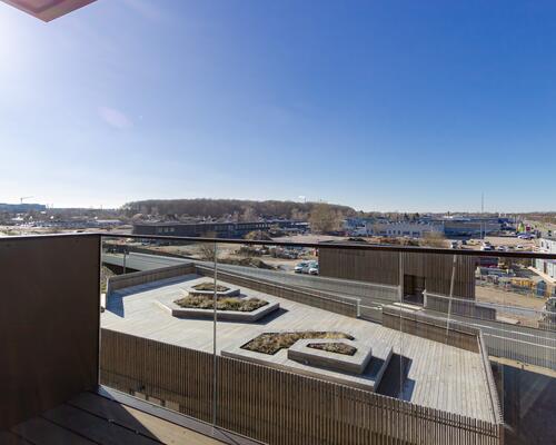 Rummelig 3-værelses lejlighed med 2 altaner