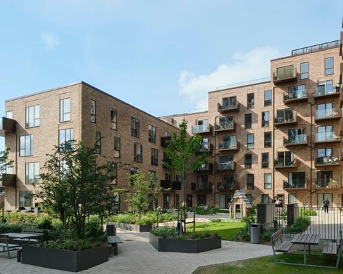 Rummelig 3-værelses lejlighed med 2 altaner