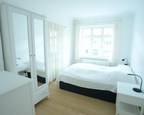 KUN EXPATS Dejlig lejlighed med nyere stort køkken alrum