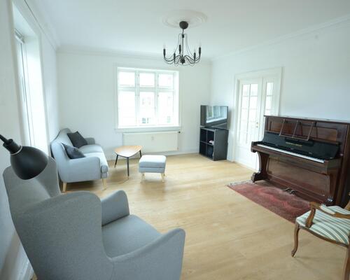 KUN EXPATS Dejlig lejlighed med nyere stort køkken alrum