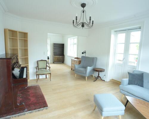 KUN EXPATS Dejlig lejlighed med nyere stort køkken alrum