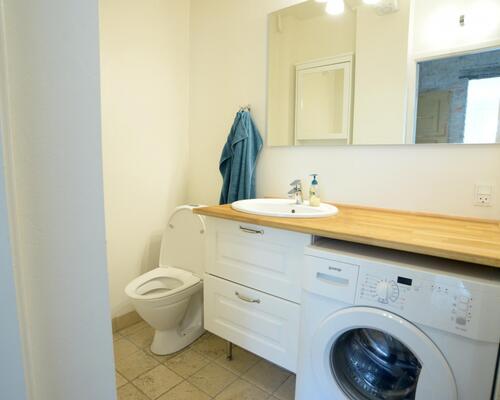 KUN EXPATS Dejlig lejlighed med nyere stort køkken alrum