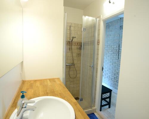 KUN EXPATS Dejlig lejlighed med nyere stort køkken alrum