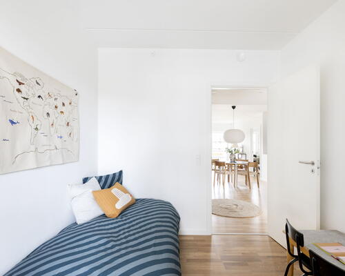 Charmerende 3-værelses lejlighed med egen altan – ideel til par eller mindre familie