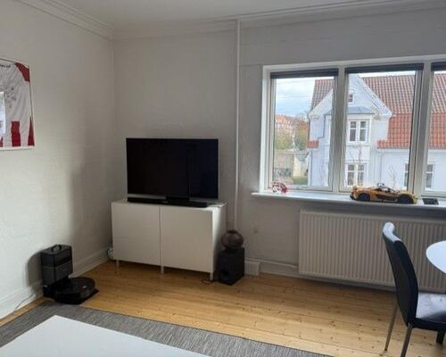 Lys og rummelig 2-værelses med ny altan