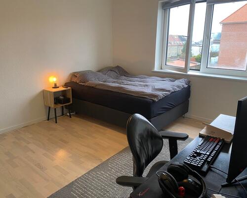 Stor lys 2V'er i Vestbyen med altan