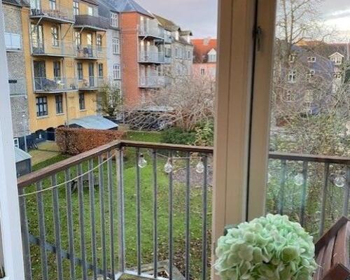 Solrig altan i parklignende gård