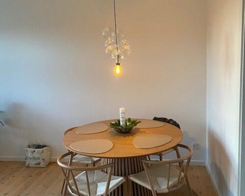 Solrig altan i parklignende gård