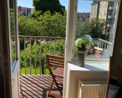 Solrig altan i parklignende gård