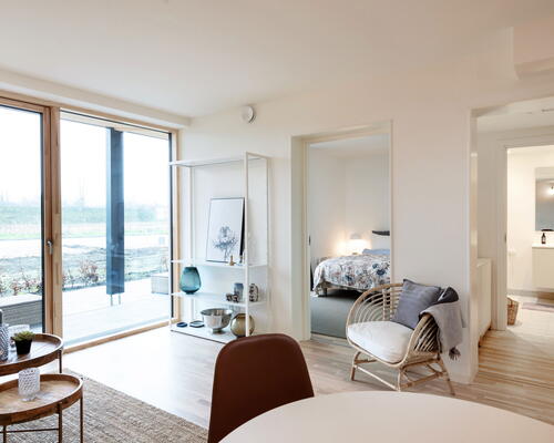 Moderne bolig med tre værelser og privat terrasse. Skræddersyet til dig over 50 år uden hjemmeboende børn