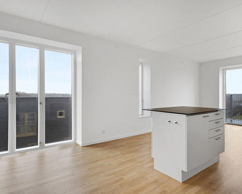 Skøn og lys 3 værelses lejlighed med to altaner ved vandet