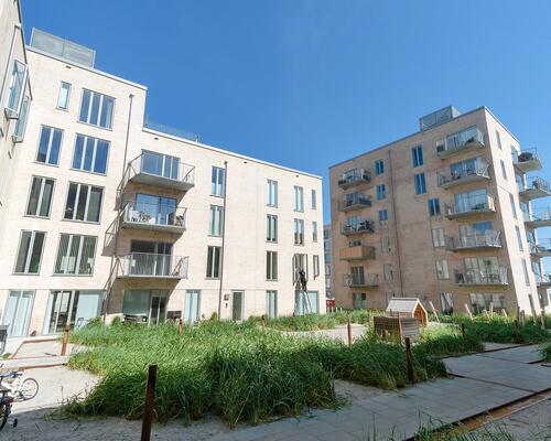 Skøn og lys 3 værelses lejlighed med to altaner ved vandet