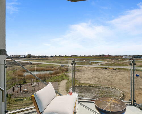 Egedal Stationsby - Lys og indbydende lejebolig med stor hjørne altan og udsigt til markerne