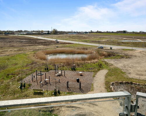 Egedal Stationsby - Lys og indbydende lejebolig med stor hjørne altan og udsigt til markerne