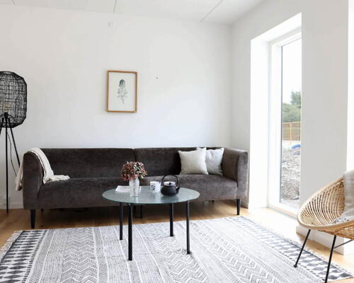 Moderne rækkehus med god sydvendt terrasse, lukket have, tre værelser og to toiletter – Masser af plads til hverdag og hygge!