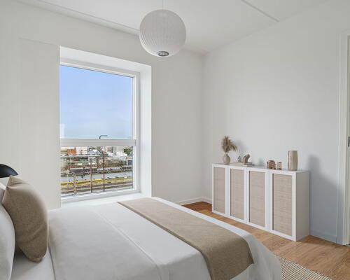 Skøn og funktionel 2-lejlighed med masser af lys, moderne faciliteter og stor altan med udsigt til hyggeligt villakvarter - Ingen bindingsperiode!