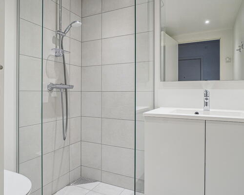 Rummelig og stilren 3-værelses lejlighed med stort køkken-alrum og stor altan ud til gården - Gulvarme i hele boligen!