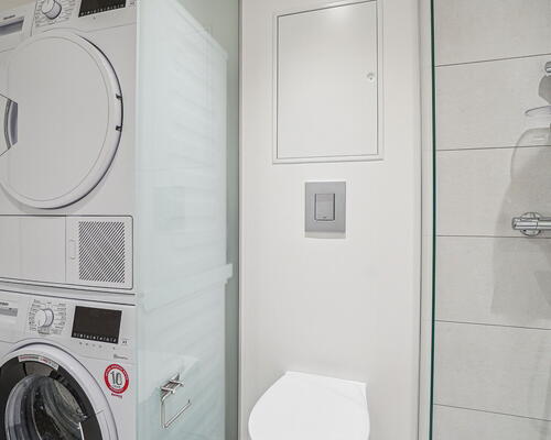 Rummelig og stilren 3-værelses lejlighed med stort køkken-alrum og stor altan ud til gården - Gulvarme i hele boligen!