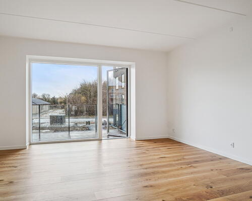 Rummelig og stilren 3-værelses lejlighed med stort køkken-alrum og stor altan ud til gården - Gulvarme i hele boligen!