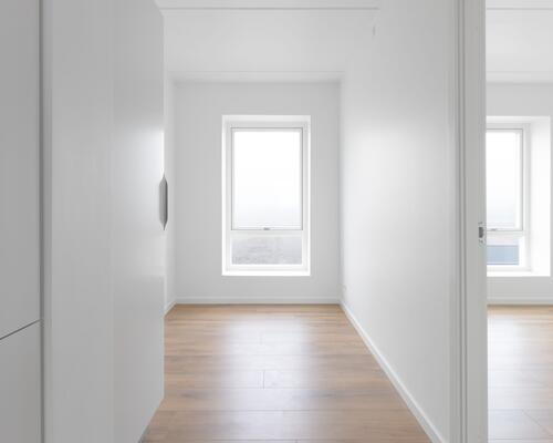 Denne toværelses lejebolig er skabt til parret eller singlen, der værdsætter rummelighed, moderne design og alt i hårde hvidevarer. Til boligen hører eget skur. Obs: denne bolig er spejlvendt ift. plantegning.