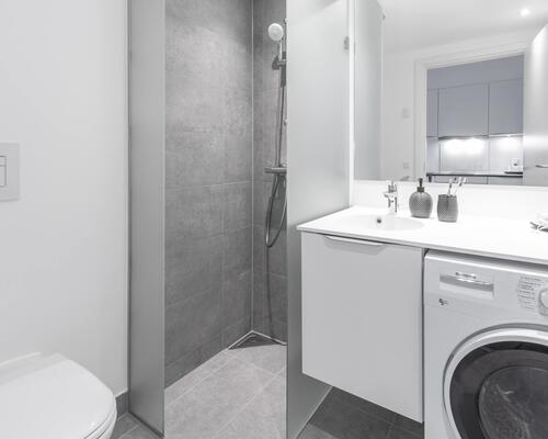 Opdag en kompakt toværelses lejebolig i Horsens, der er ideel for studerende. Nyd at bo til leje i en moderne toværelses lejlighed, kun en kort cykeltur fra byens centrum. Til boligen hører eget skur. Obs: denne bolig er spejlvendt ift. plantegning.