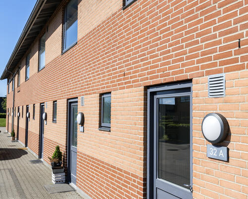 2 plans beboelse med lille have og parkering - Tilst