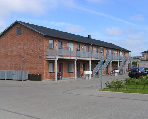 2 plans beboelse med lille have og parkering - Tilst