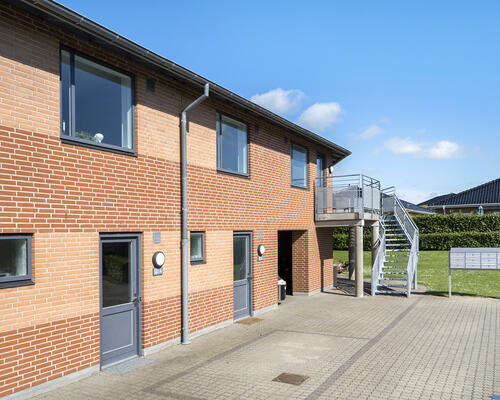 2 plans beboelse med lille have og parkering - Tilst