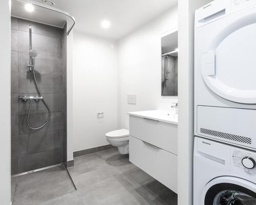 Større treværelses lejlighed med et centralt køkken-alrum i åben forlængelse med stuen. Lejligheden har et stort soveværelse samt et mindre værelse, bad og altan/terrasse. Til boligen hører eget skur.