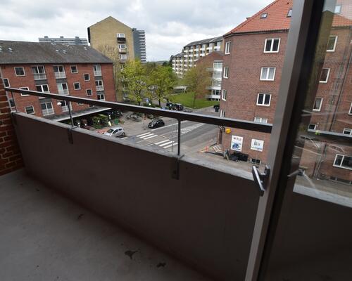 Stor 2-værelses lejlighed med altan