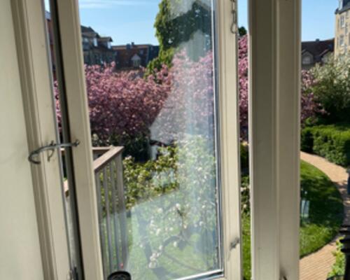 Solrig altan i parklignende gård