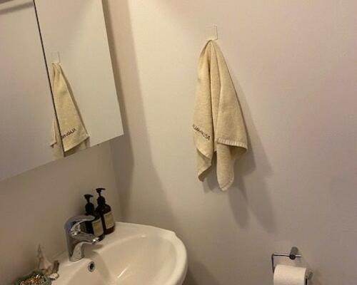 Solrig altan i parklignende gård