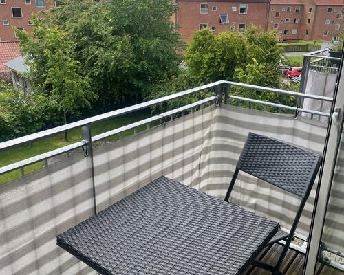 Lys og delevenlig 3-værelses med altan