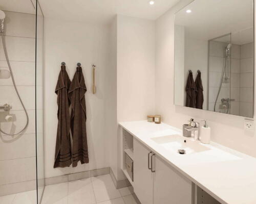 Moderne rækkehus med god sydvendt terrasse, lukket have, tre værelser og to toiletter – Masser af plads til hverdag og hygge!